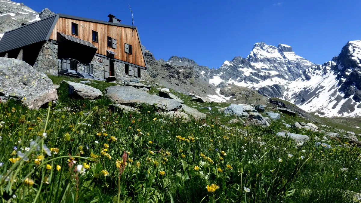 Vue paysage, extérieur Le refuge et le Mont Viso