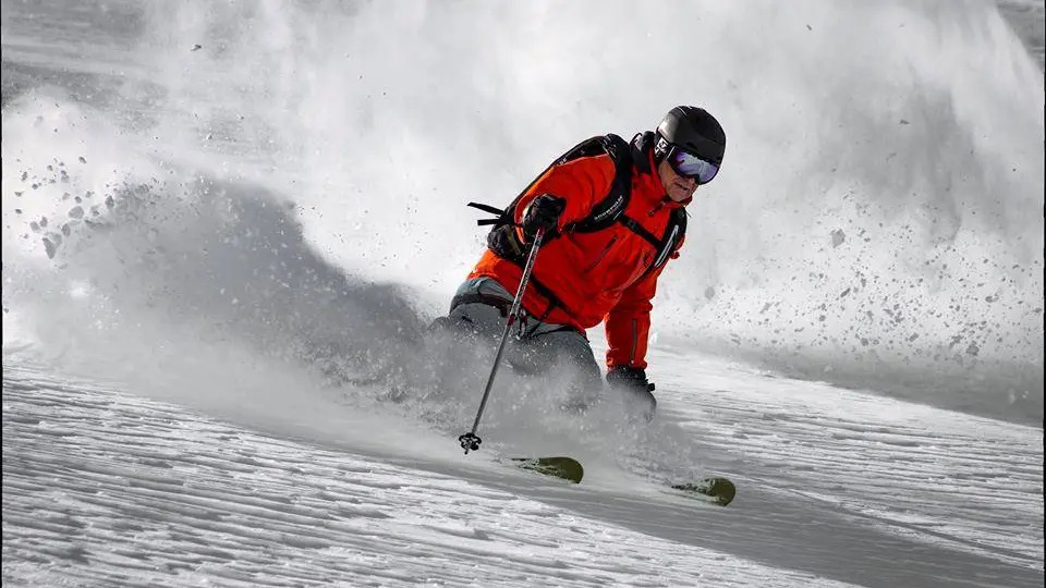 Skieur freeride dans les vallons de la Meije