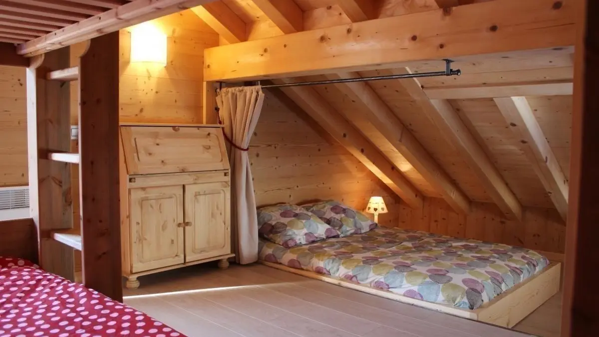 chambre avec lit double et lit superposé