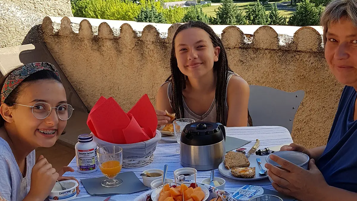 Prenez votre petit-déjeuner sur l'une des 2 terrasses