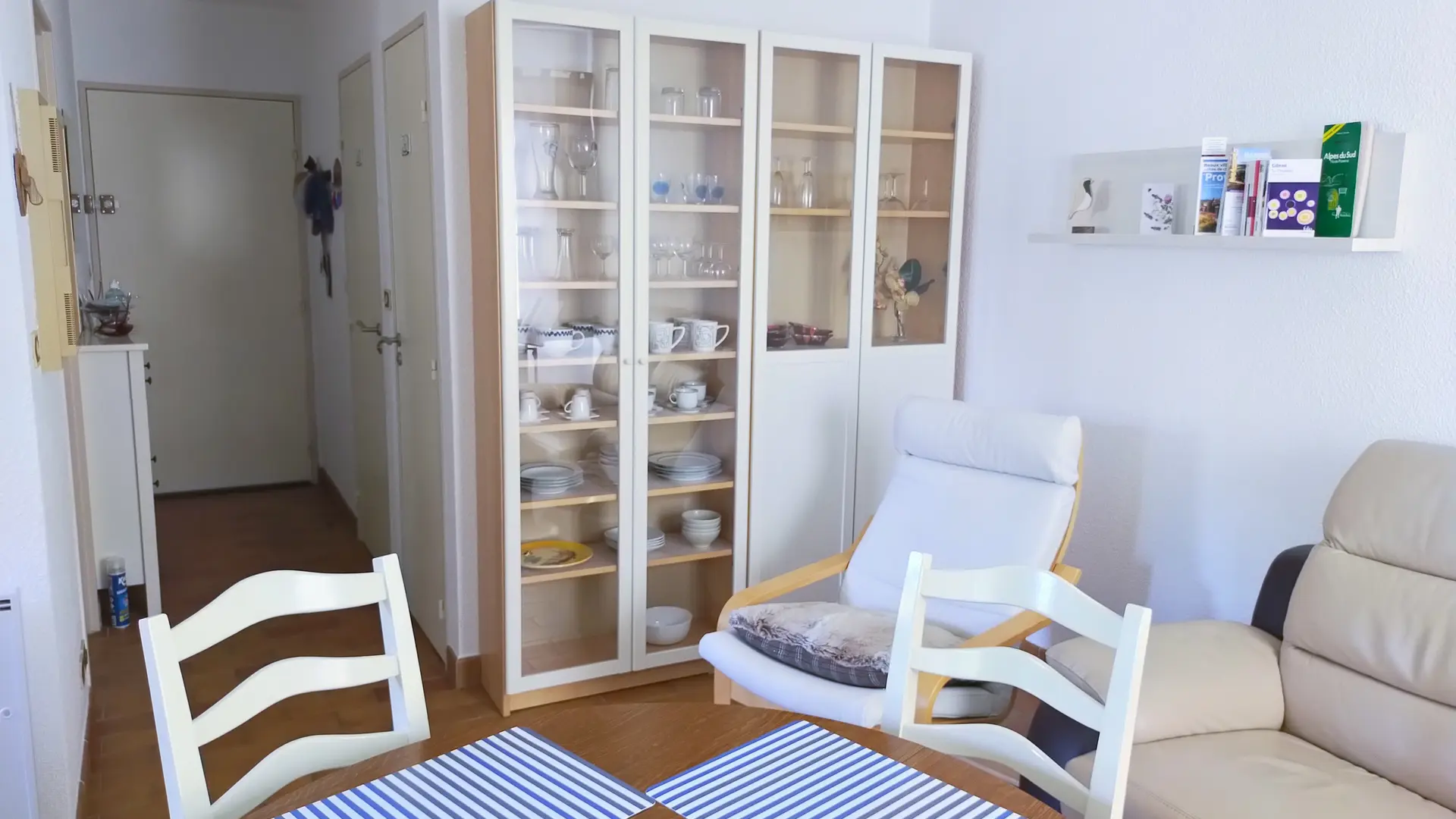 Vue salon vers couloir