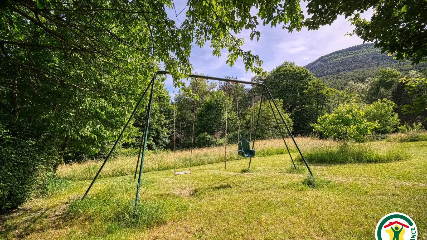 A l'extérieur du jardin, portique partagé avec les locataires des yourtes