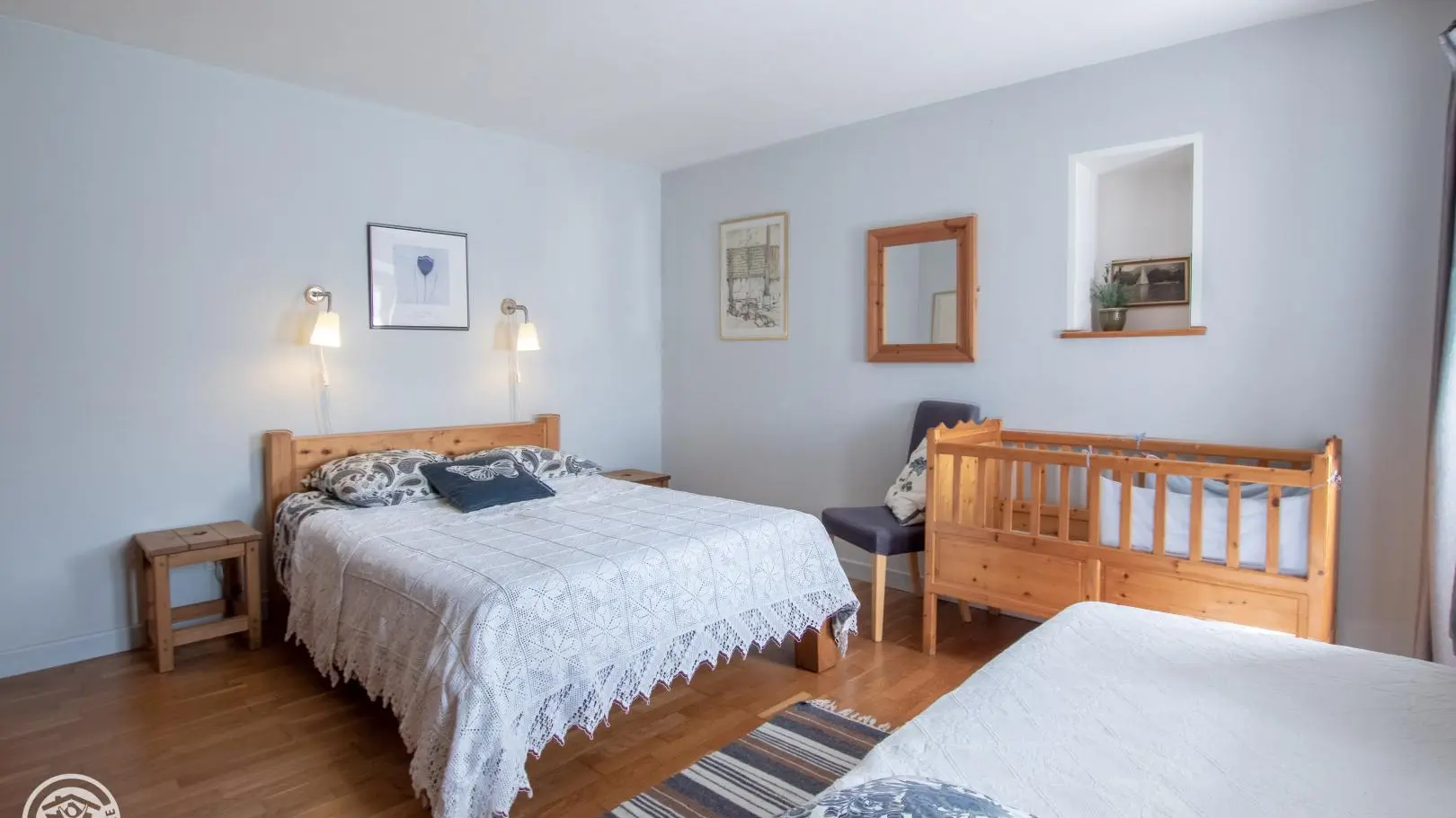 En rez-de-jardin. Chambre 1 avec 1 lit 140 + 1 lit 90 + lit bébé. Porte fenêtre donnant sur l'extérieur.