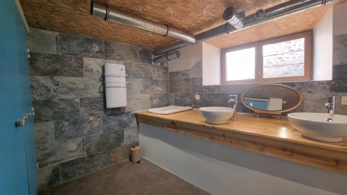 Salle d'eau : double vasque - deux douches.