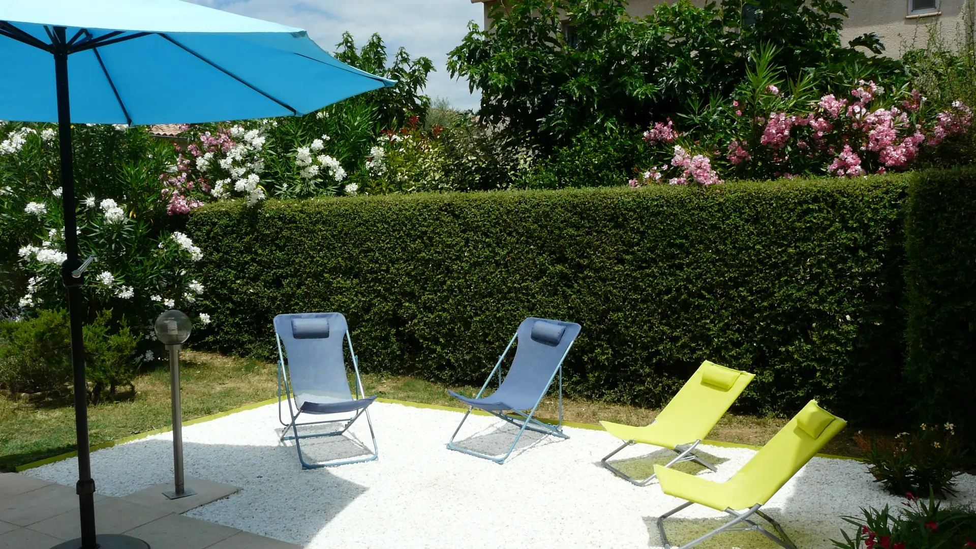 fauteuils bain de soleil utilisables à la piscine