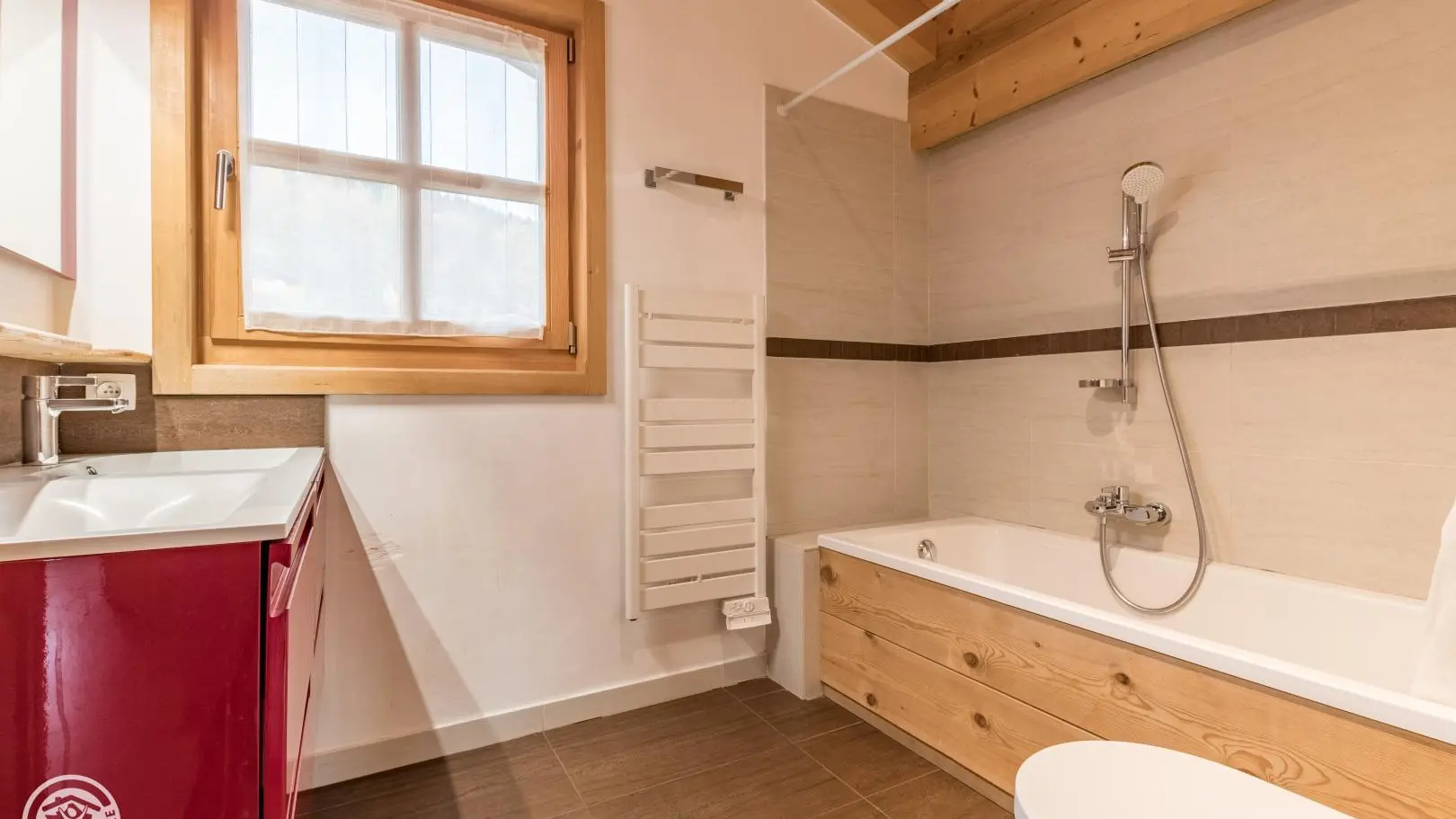 salle de bains avec baignoire, double vasque et WC