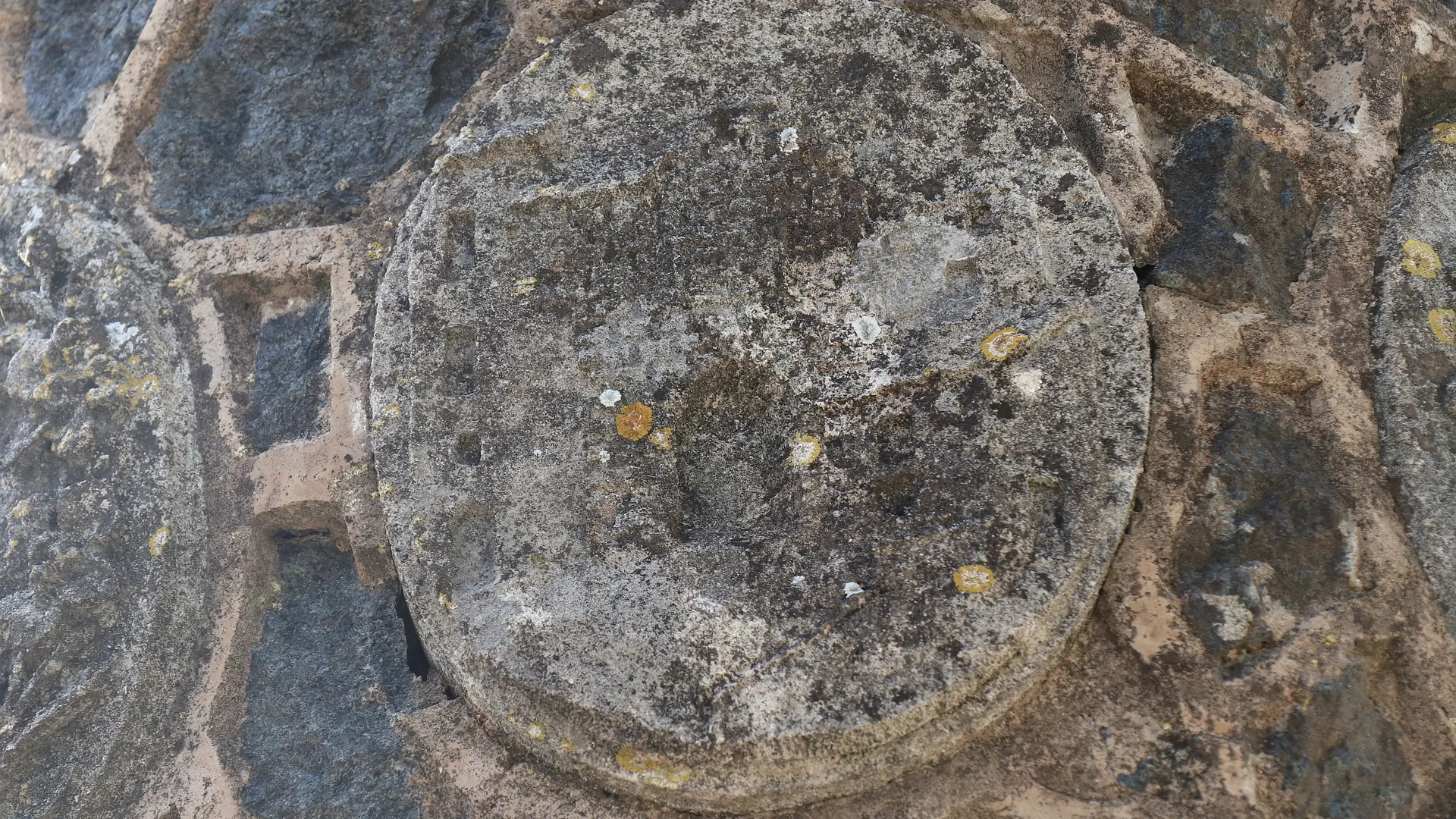 La Porte des Sarrazins - L'énigmatique monument à Saint-Joseph de Gassin - https://gassin.eu