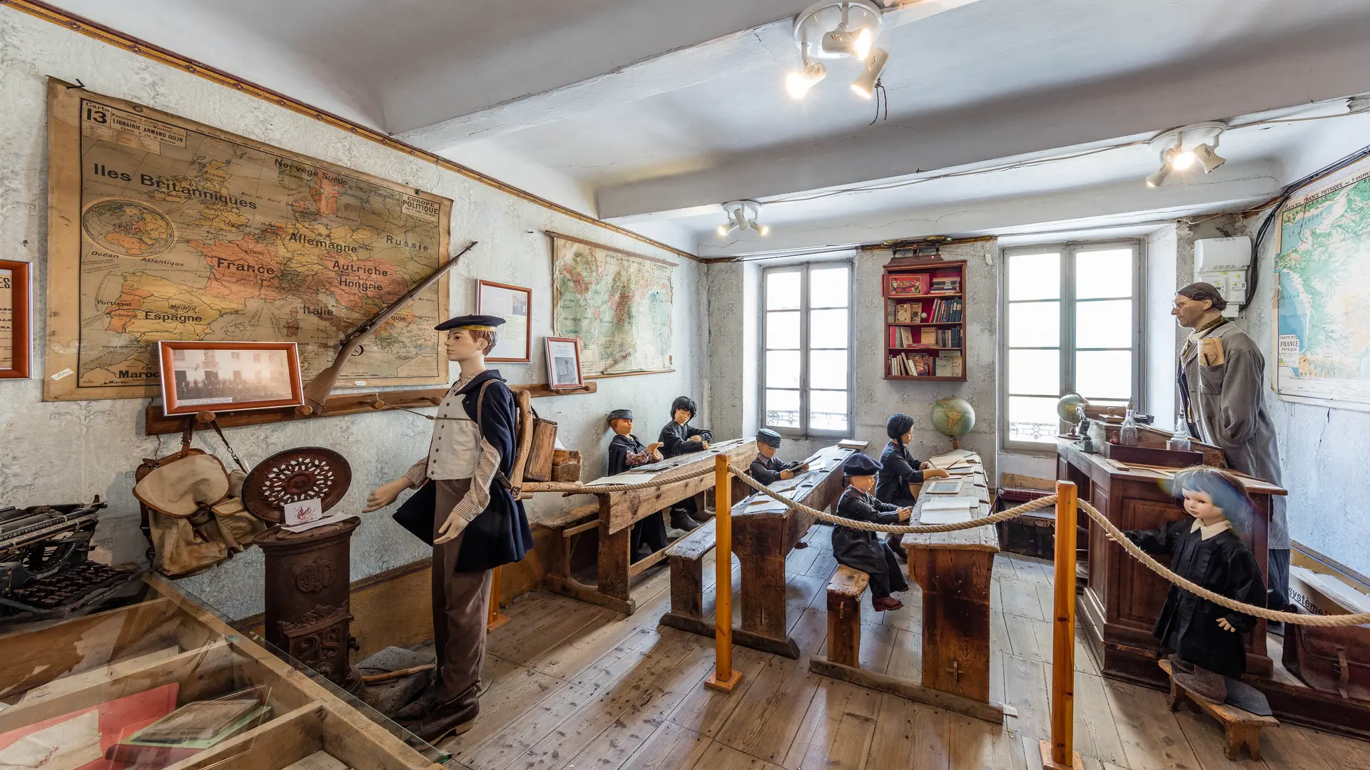 Située au premier étage de la Maison Musée, cette reconstitution d'une école Jules Ferry vous replongera dans le quotidien des enfants il y a 100 ans !