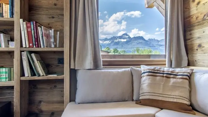 Lire un bon bouquin dans le petit salon