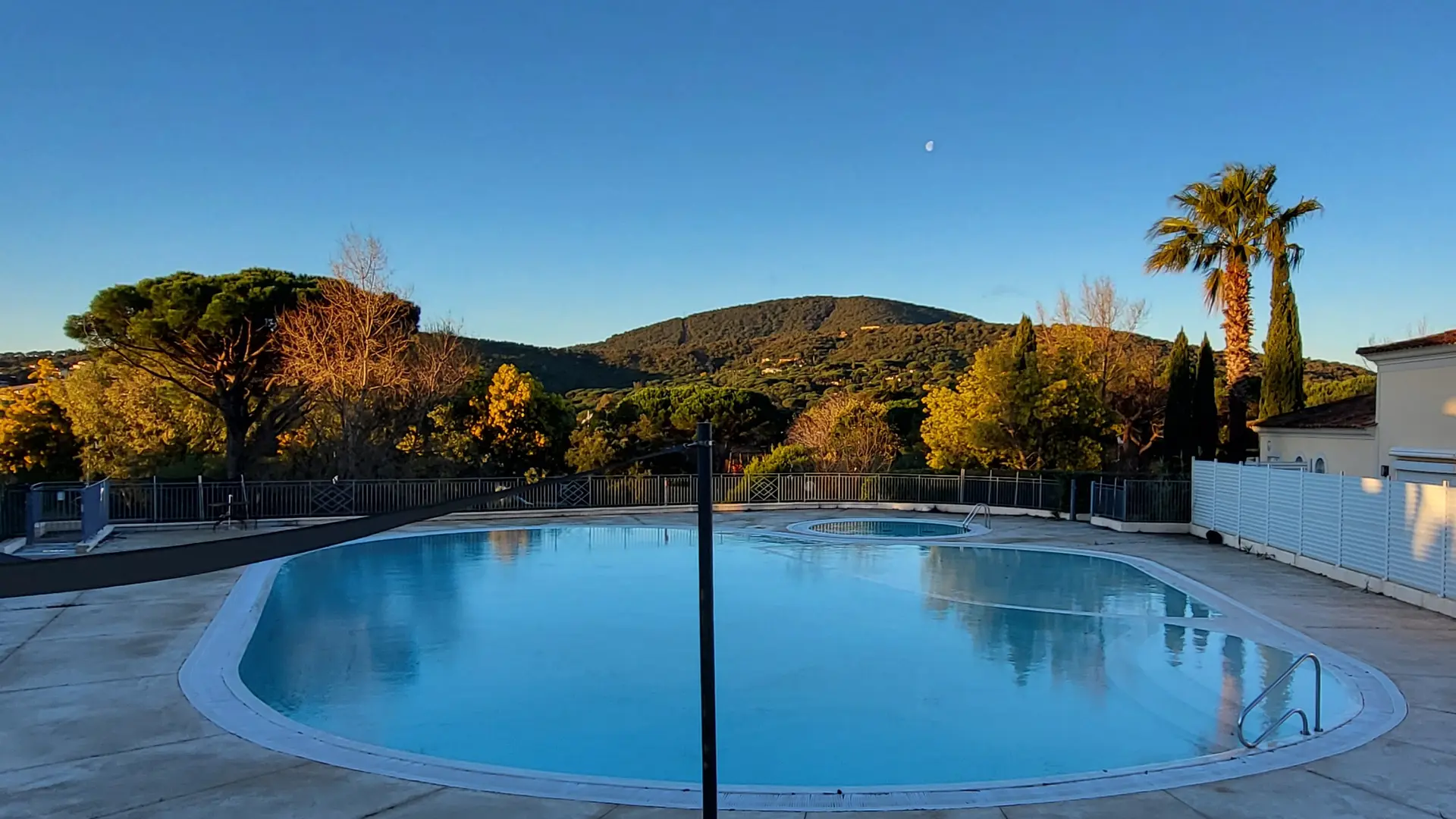 Piscine, pateaugeoire, bain à remous