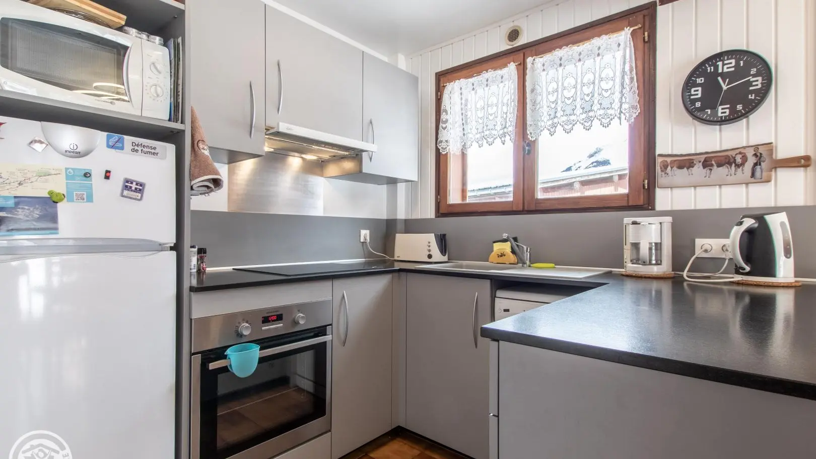 Cuisine aménagée
four électrique + plaque vitrocéramique + lave vaisselle