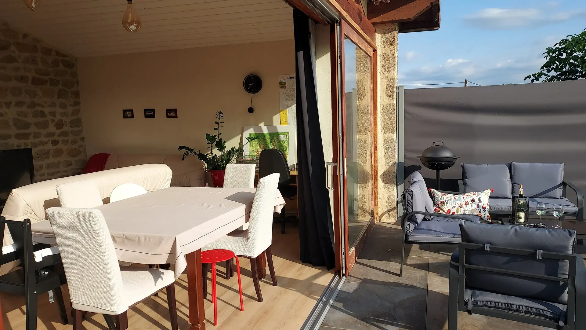 Salon ouvert sur la terrasse