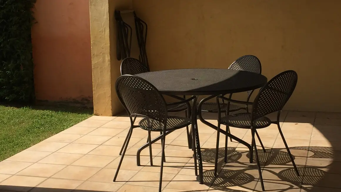 Terrasse couverte, vue sur le jardin