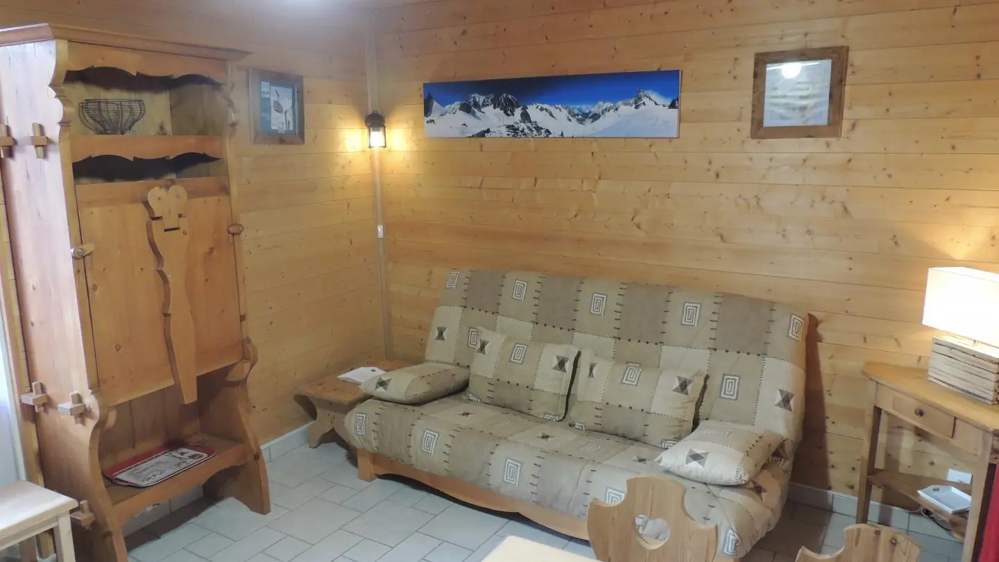 Espace salon avec couchage sur clic-clac 130 cm