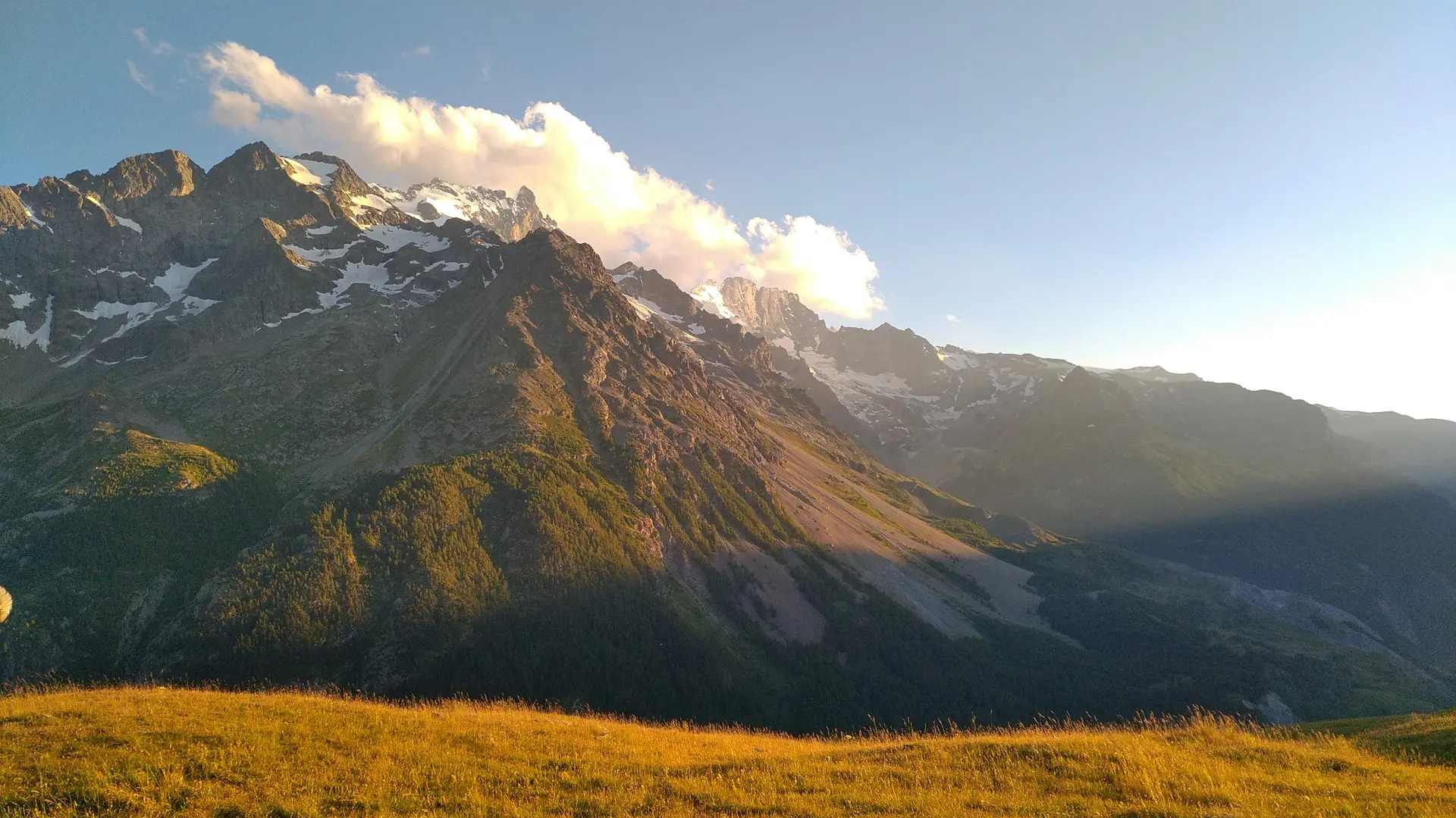 Coucher de soleil sur les sommets enneigés
