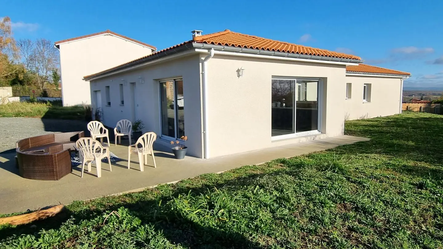 Villa contemporaine construite en 2025, avec un jardin privatif en cours de finition de plus de 1000m².