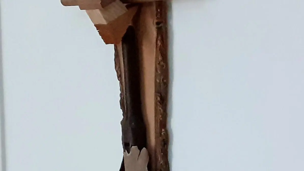 Christ 2018 / bois divers, trouvés à Charlieu et dans ses environs, écorce de platane. Assemblage, collage et chevilles bois. 120x45 cm