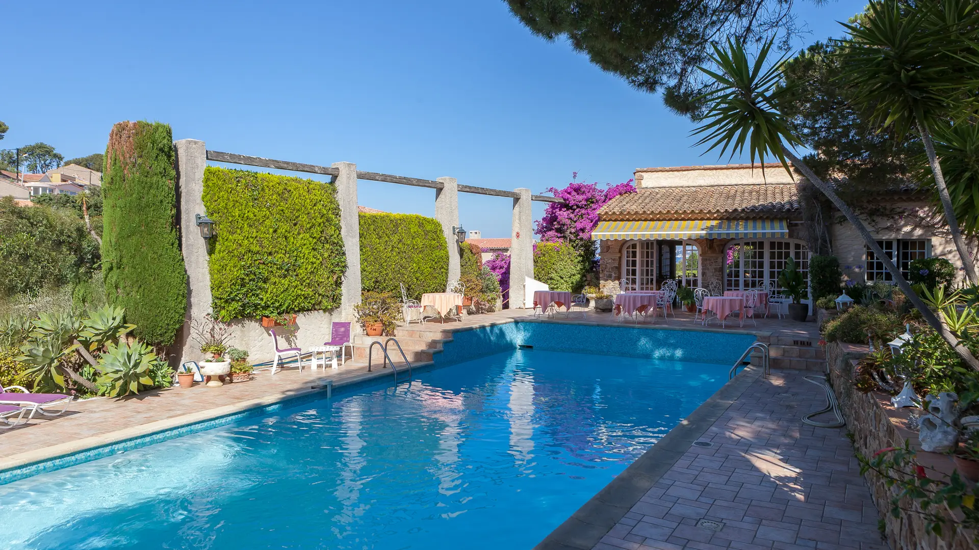 La piscine de l'hôtel l'Escapade au Pradet (Port des Oursinières)