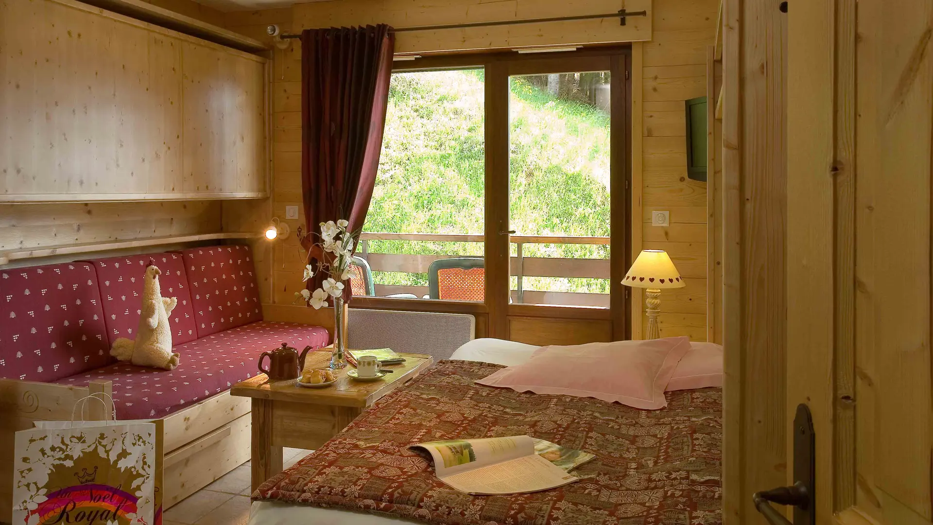 Séjour avec lit double, canapé et télévision/Living room with a double bed, a sofa and a television-Tournette 3 n°27-Le Grand-Bornand