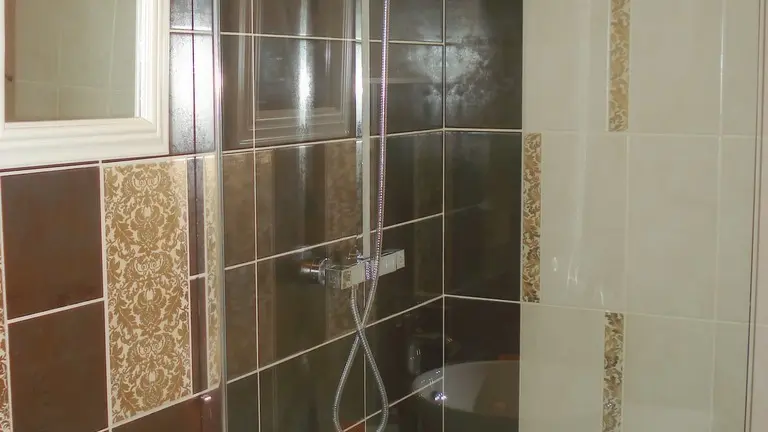salle d'eau attenante à la chambre Soleil Levant, à l'étage du gîte entre-soi