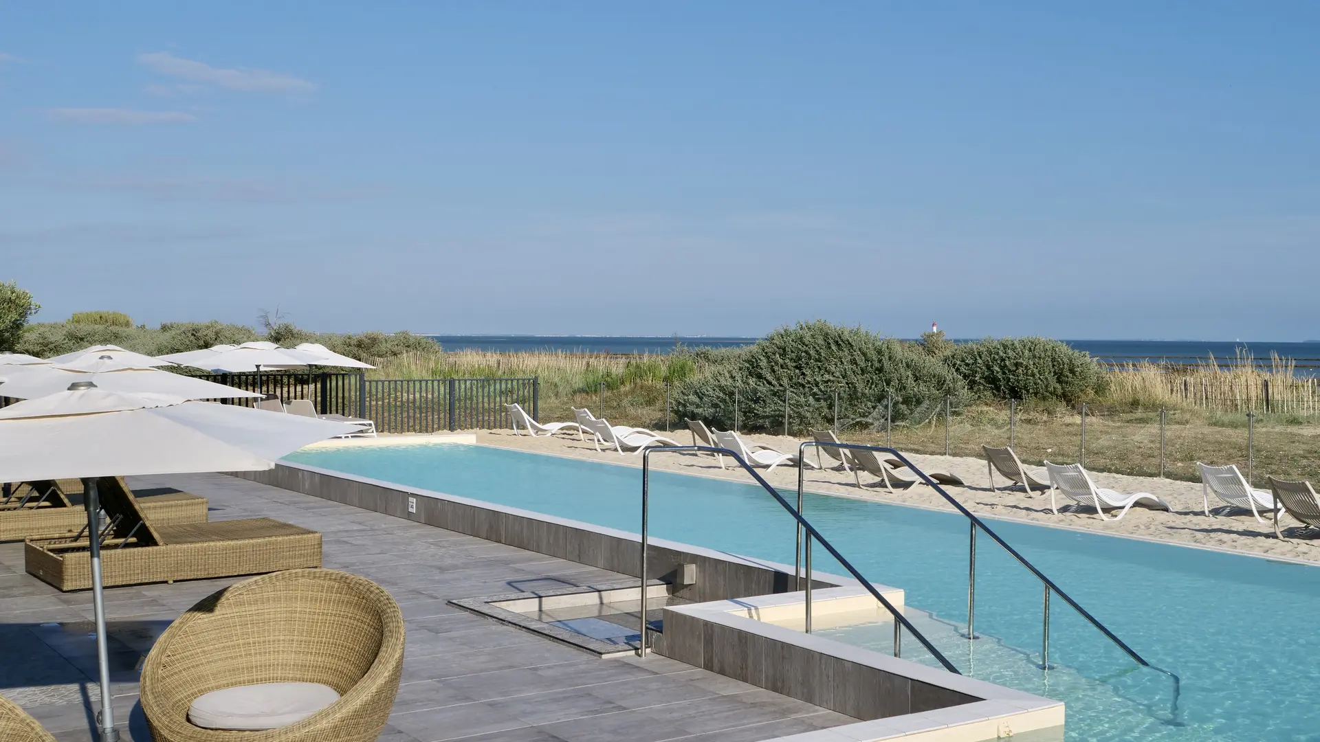 Piscine extérieure avec vue sur l'océan