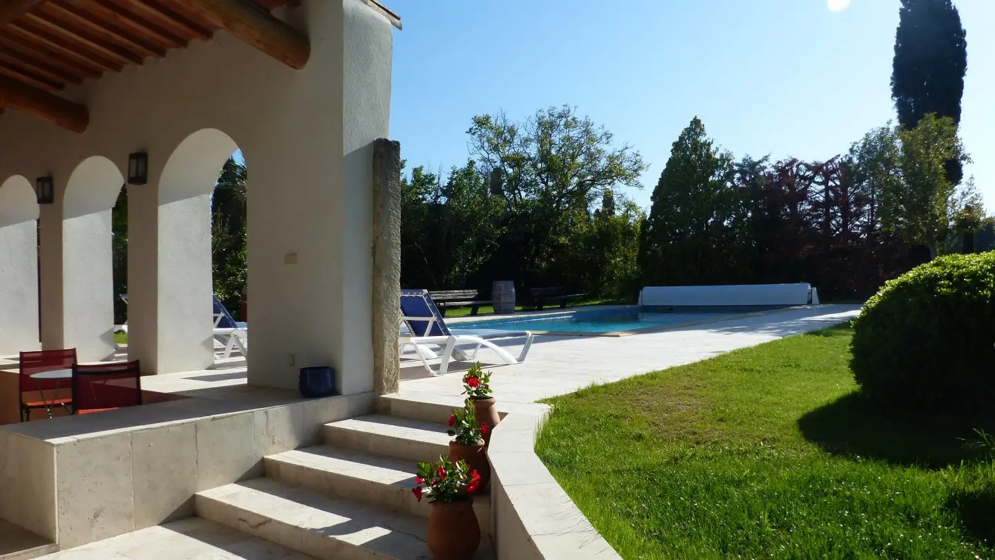 accès piscine par escalier