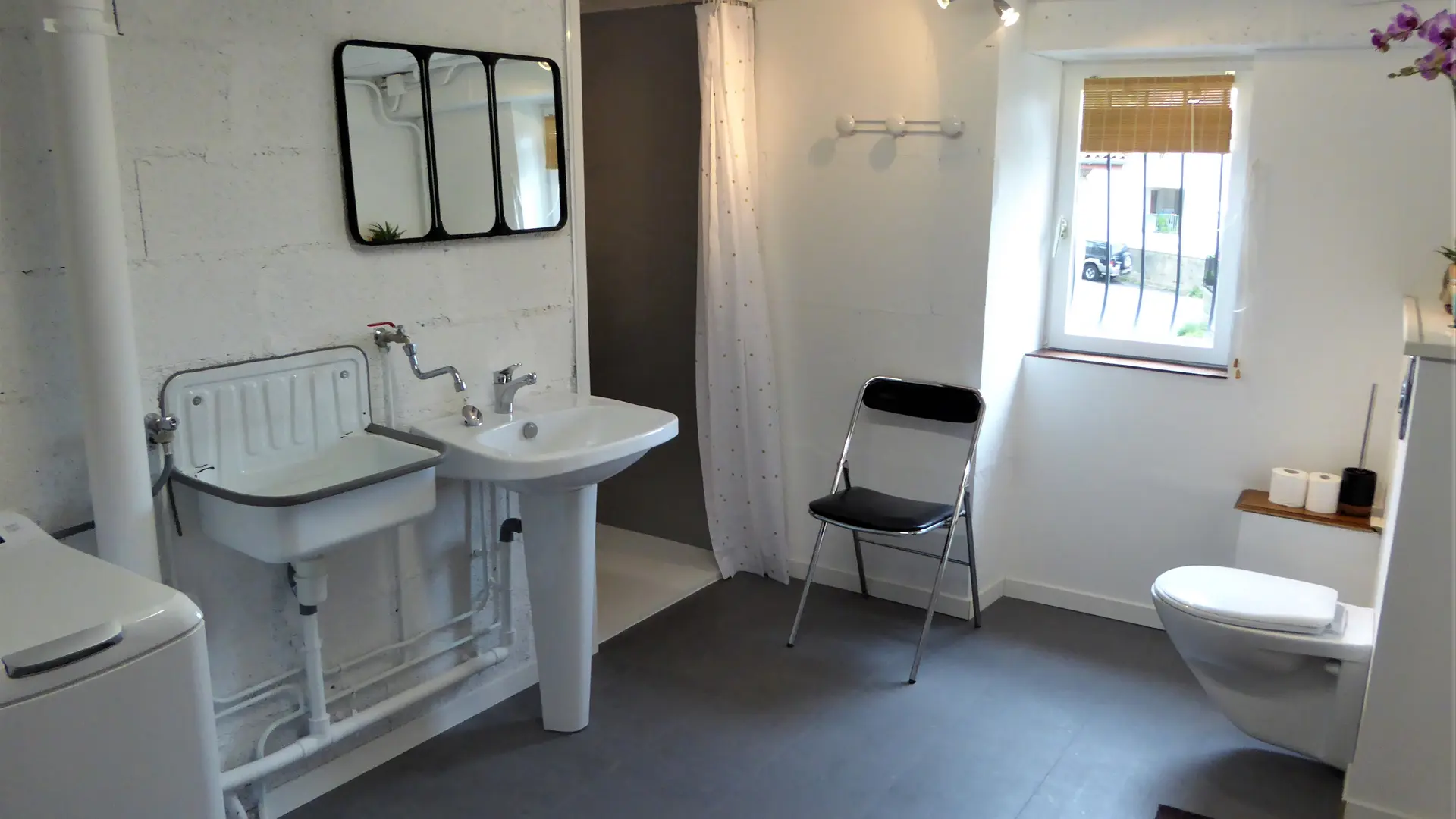 Salle de bain buanderie avec douche et WC
