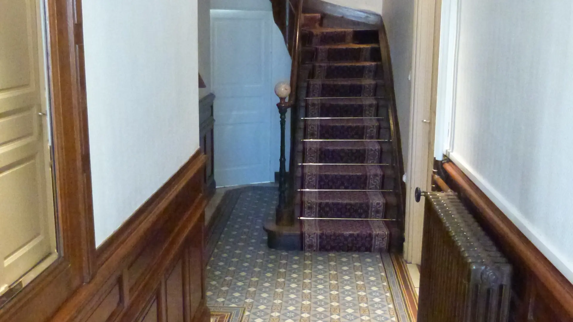 Le hall d'entrée et sa montée d'escalier