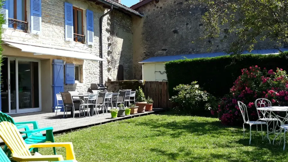 Côté jardin, toile tendue sur la terrasse