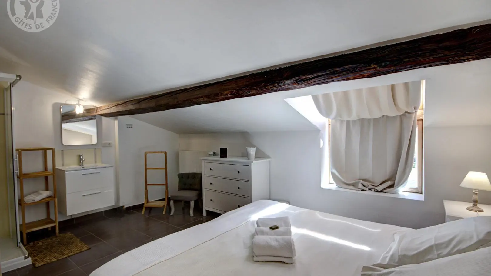 Chambre 3 : sous rampant avec salle d'eau privative. Configuration 1 lit 180 ou 2 lits 90 au choix.