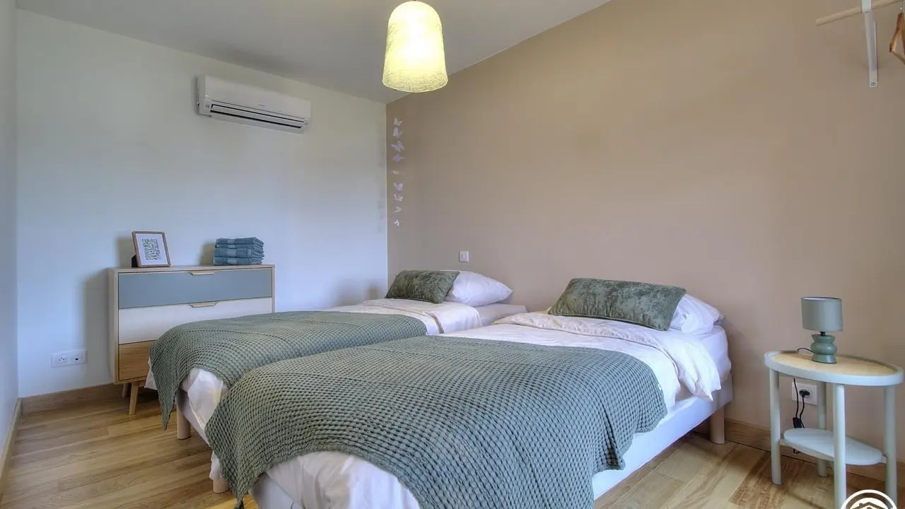 Chambre avec 2 lits de 90/200 ou 1 de 160/200.