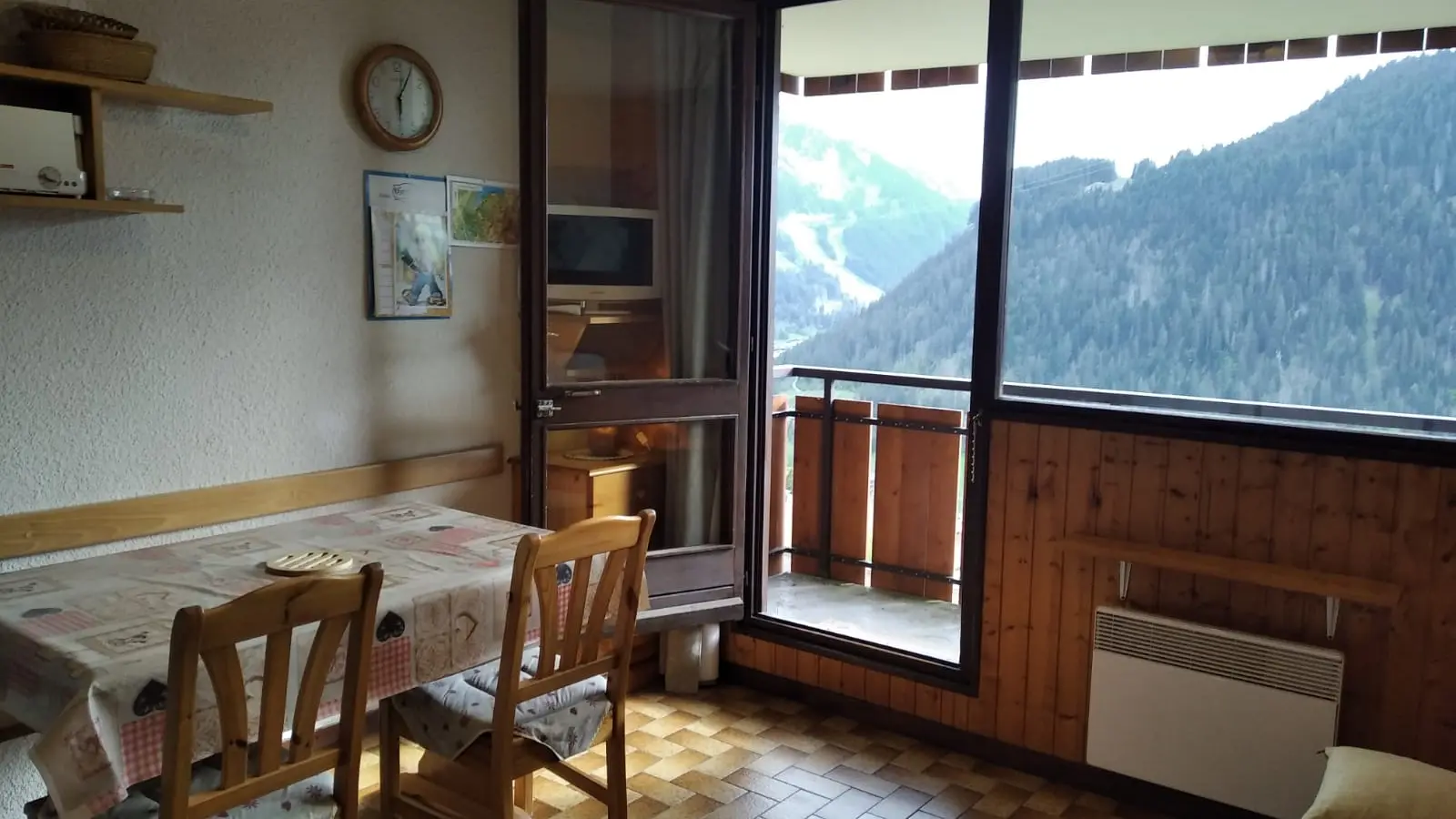 Coin séjour et repas avec vue sur les montagnes