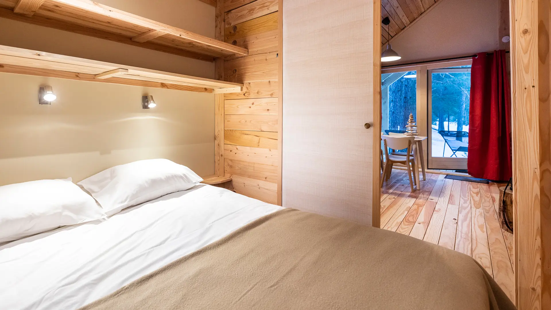 La chambre lit double avec vue sur la pièce principale
