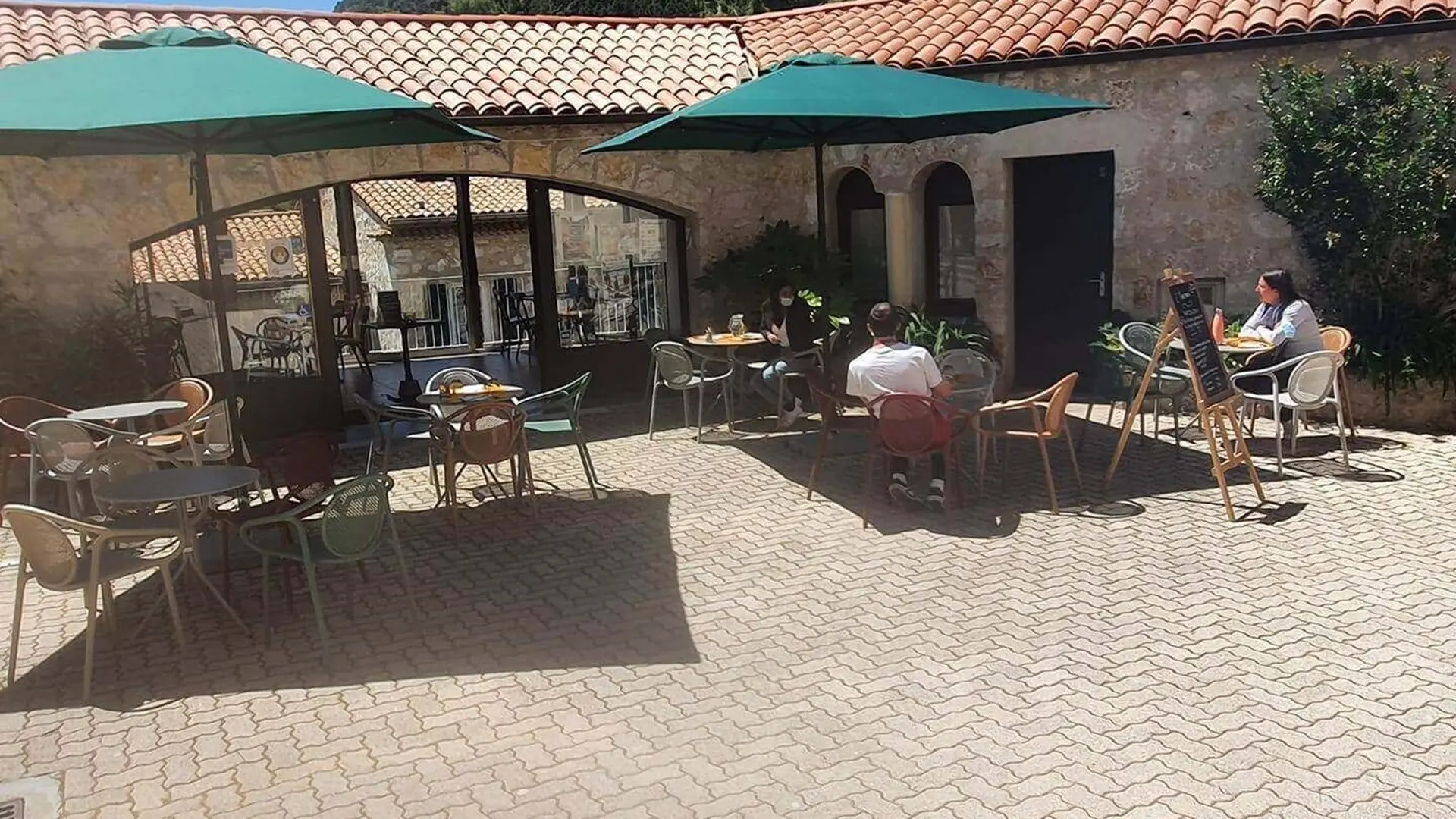 Terrasse du restaurant sur la place du village