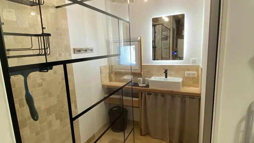 salle d'eau avec miroir chauffant
