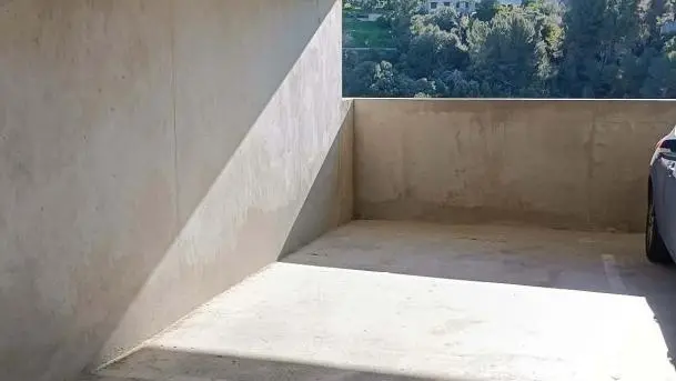 Place de parking possible sur demande.
Parking fermé, et couvert moyennant un supplément de 4 euros/jour