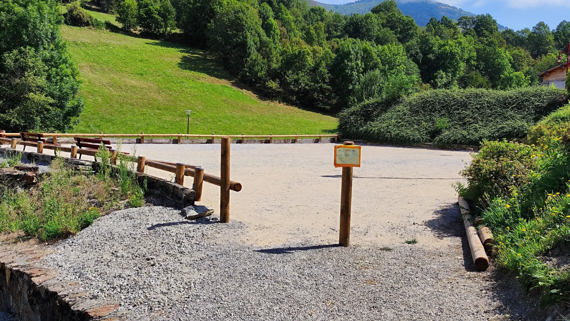 Le terrain de pétanque du village à 50m