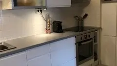Cuisine équipée avec four et plaque