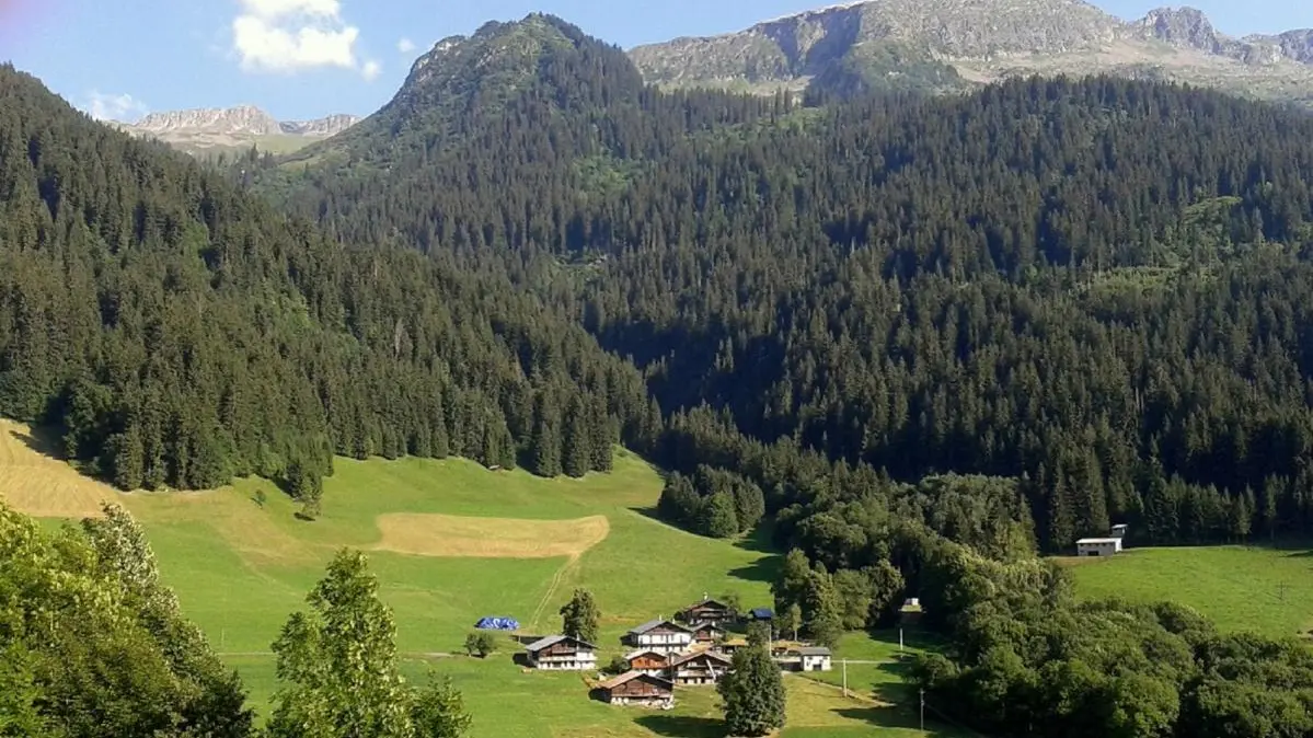 vue du hameau des granges depuis l'autre versant