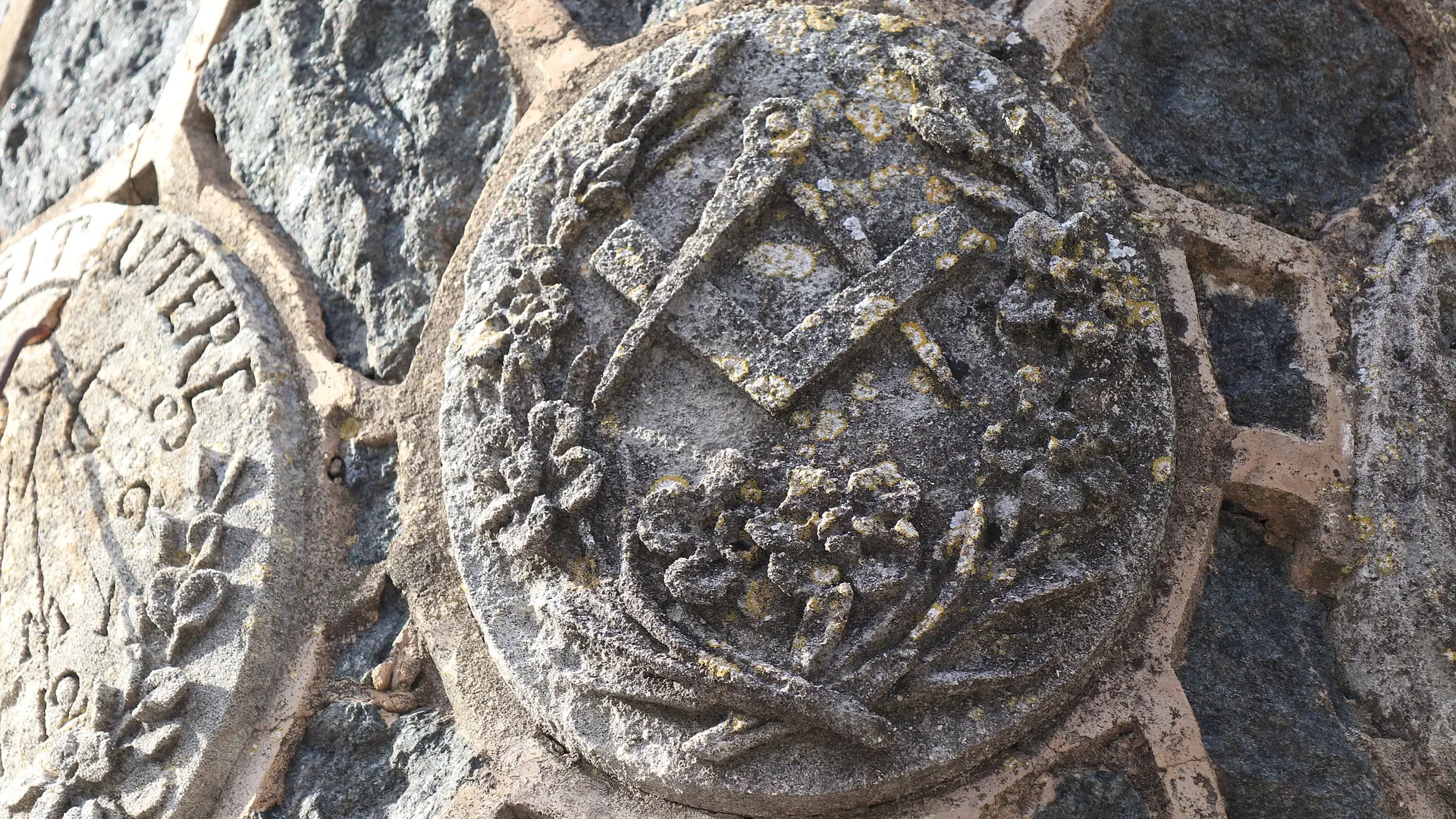 Symbole des Compagnons du tour de France - L'énigmatique monument à Saint-Joseph de Gassin - https://gassin.eu