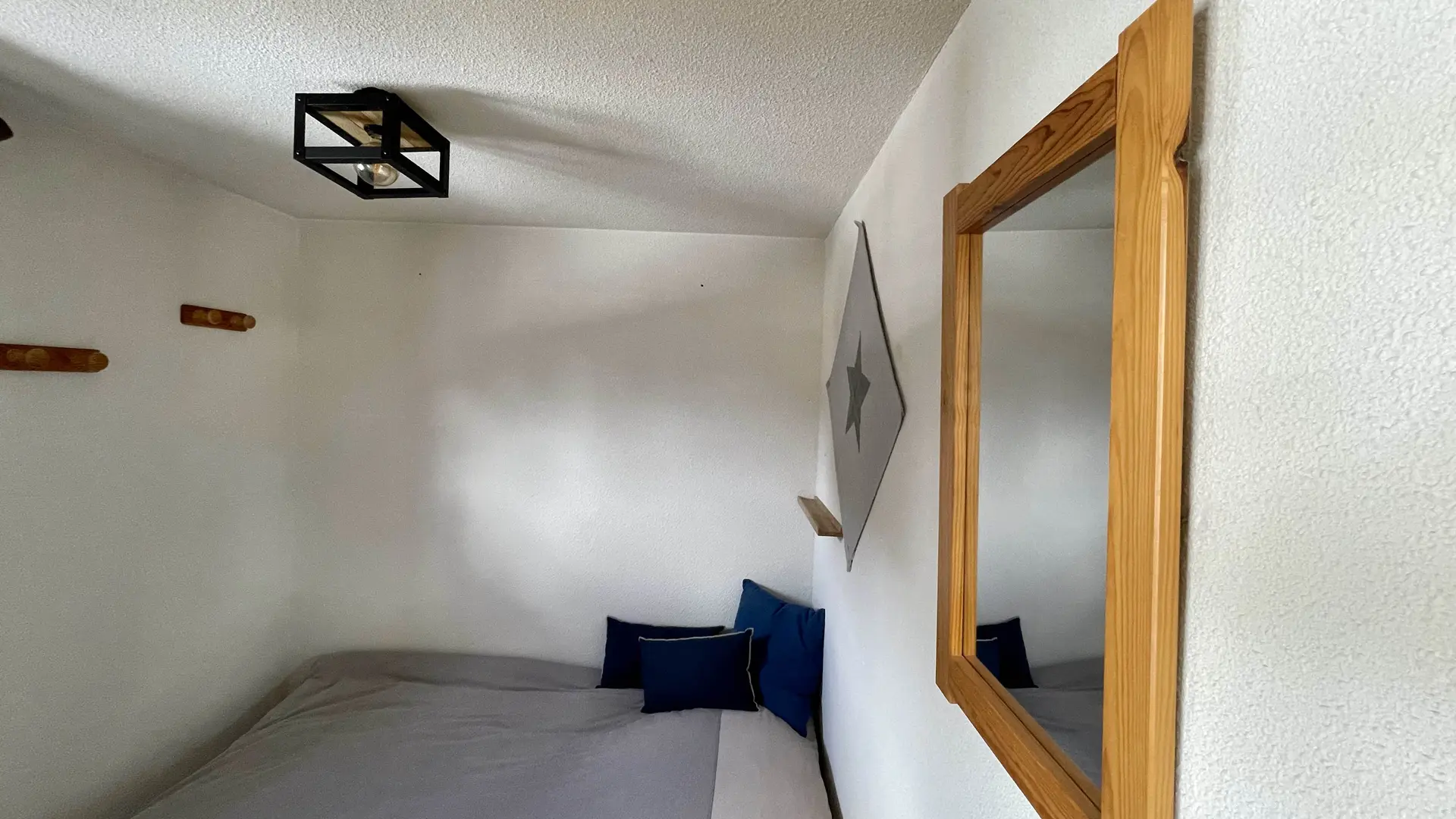 Lit double, miroir, patères