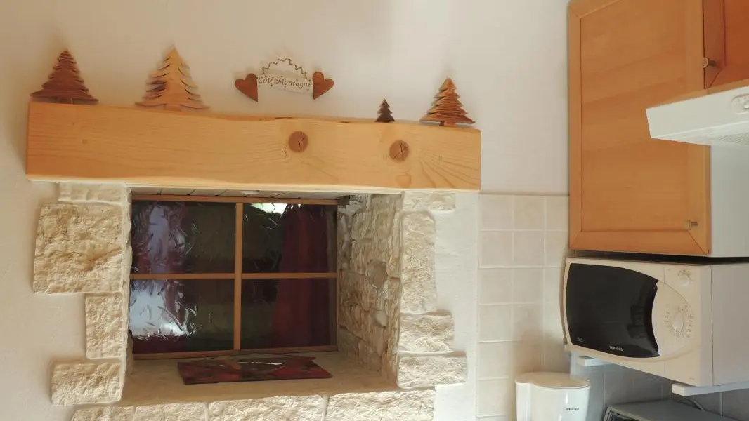 Fenêtre servant de puits de lumière pour la chambre troglodyte