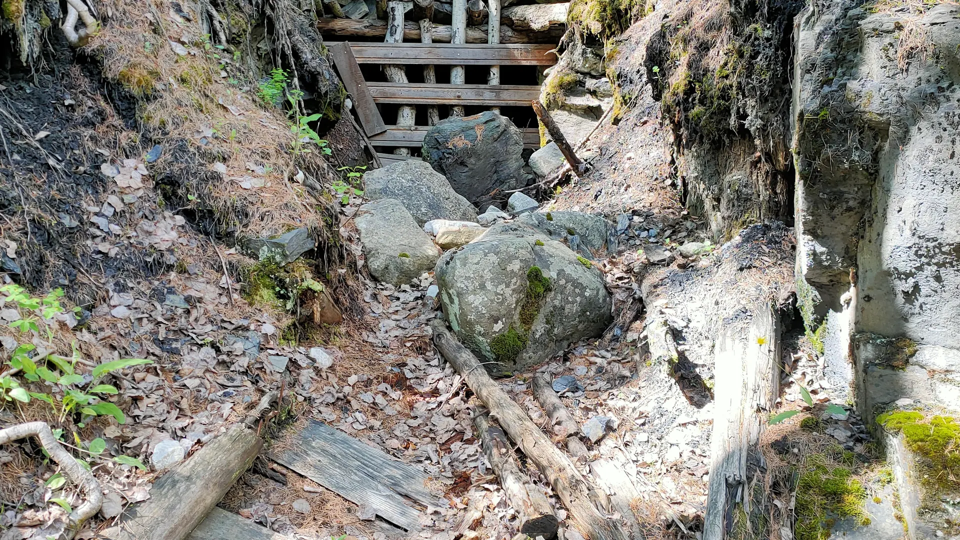 Plusieurs mines de charbons sont visibles tout au long du sentier des mineurs de Villard-Saint-Pancrace