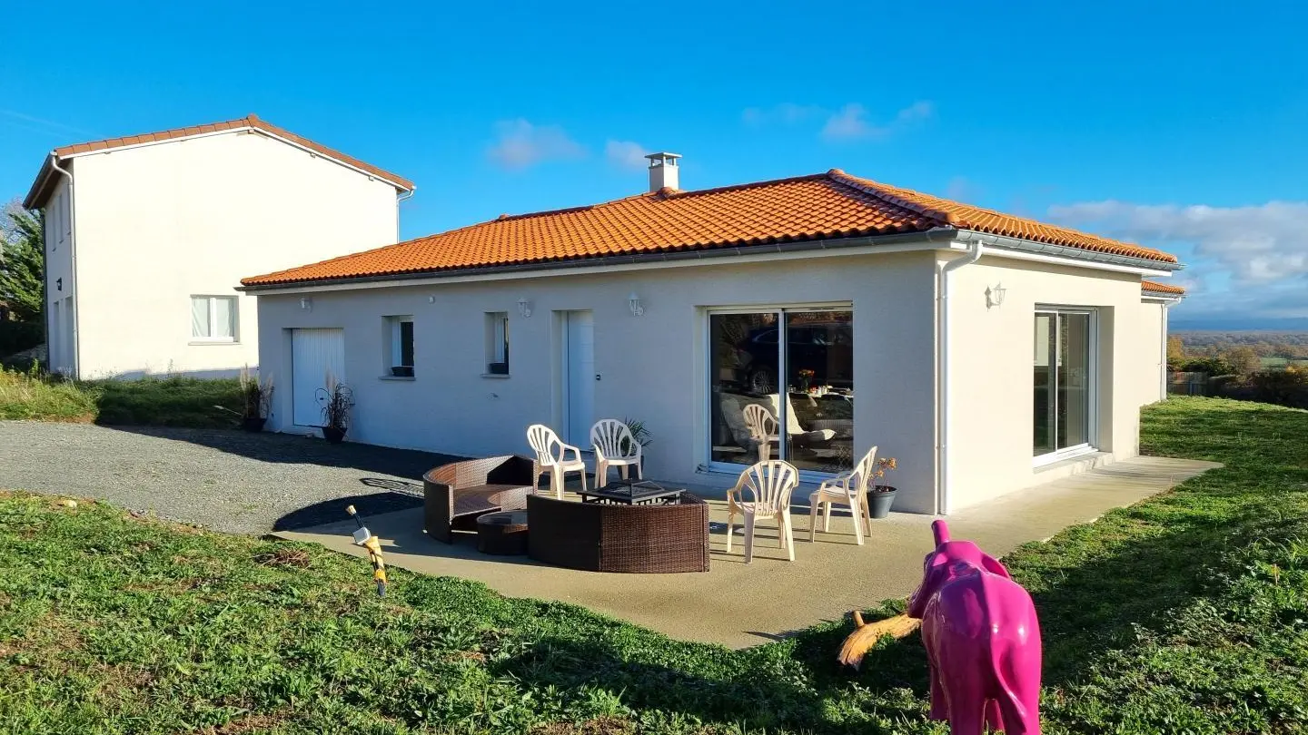 Villa contemporaine construite en 2025, avec un jardin privatif en cours de finition de plus de 1000m².