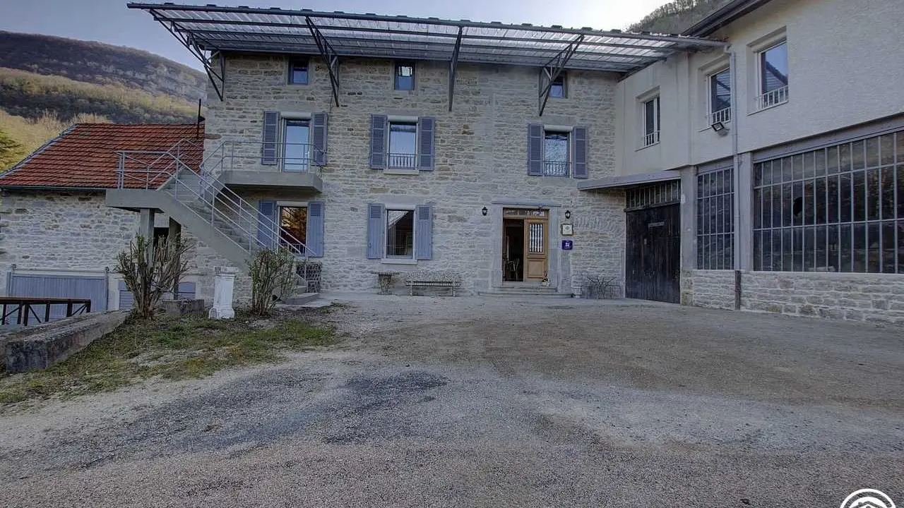 Grande cour à l'entrée du gîte. parking pour 4 à 5 voitures sans soucis