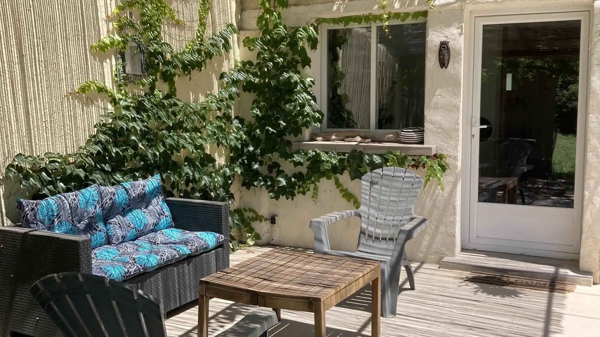 Terrasse aménagée avec mobilier extérieur pour des repas ou moments de détente en plein air.