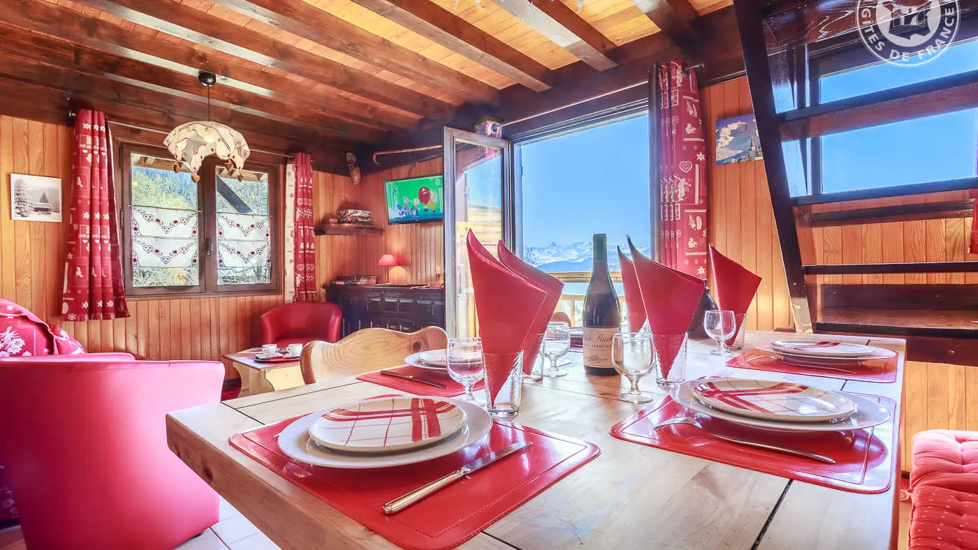 Séjour ouvert sur le balcon, d'un côté l'espace repas de l'autre, l'espace salon.