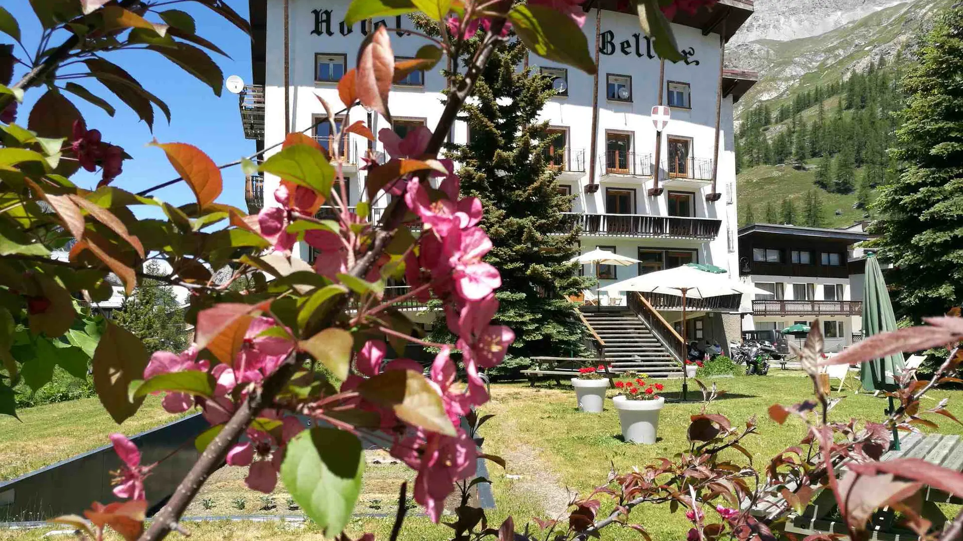 Façade extérieur en été - Hôtel Bellier_Val d'Isère