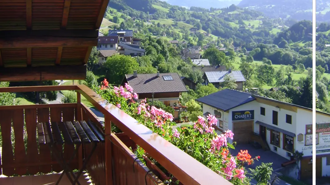 Balcon avec vue sur les montagnes