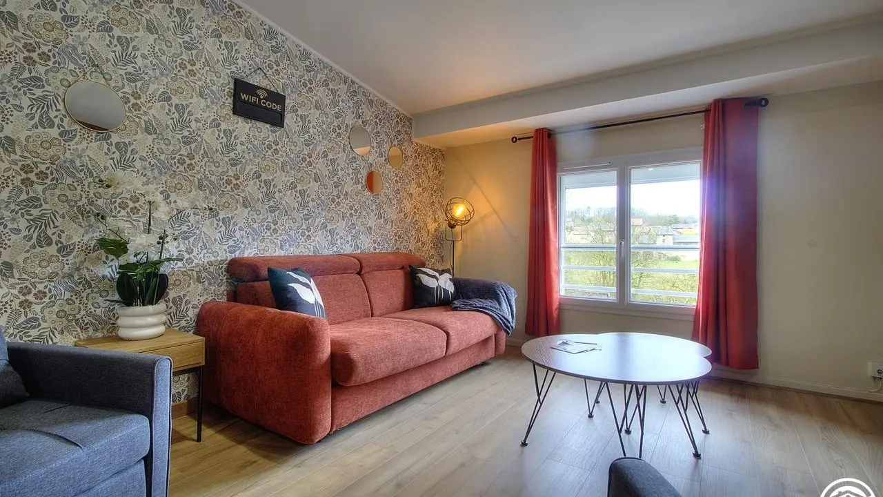 Côté salon avec son canapé-lit.